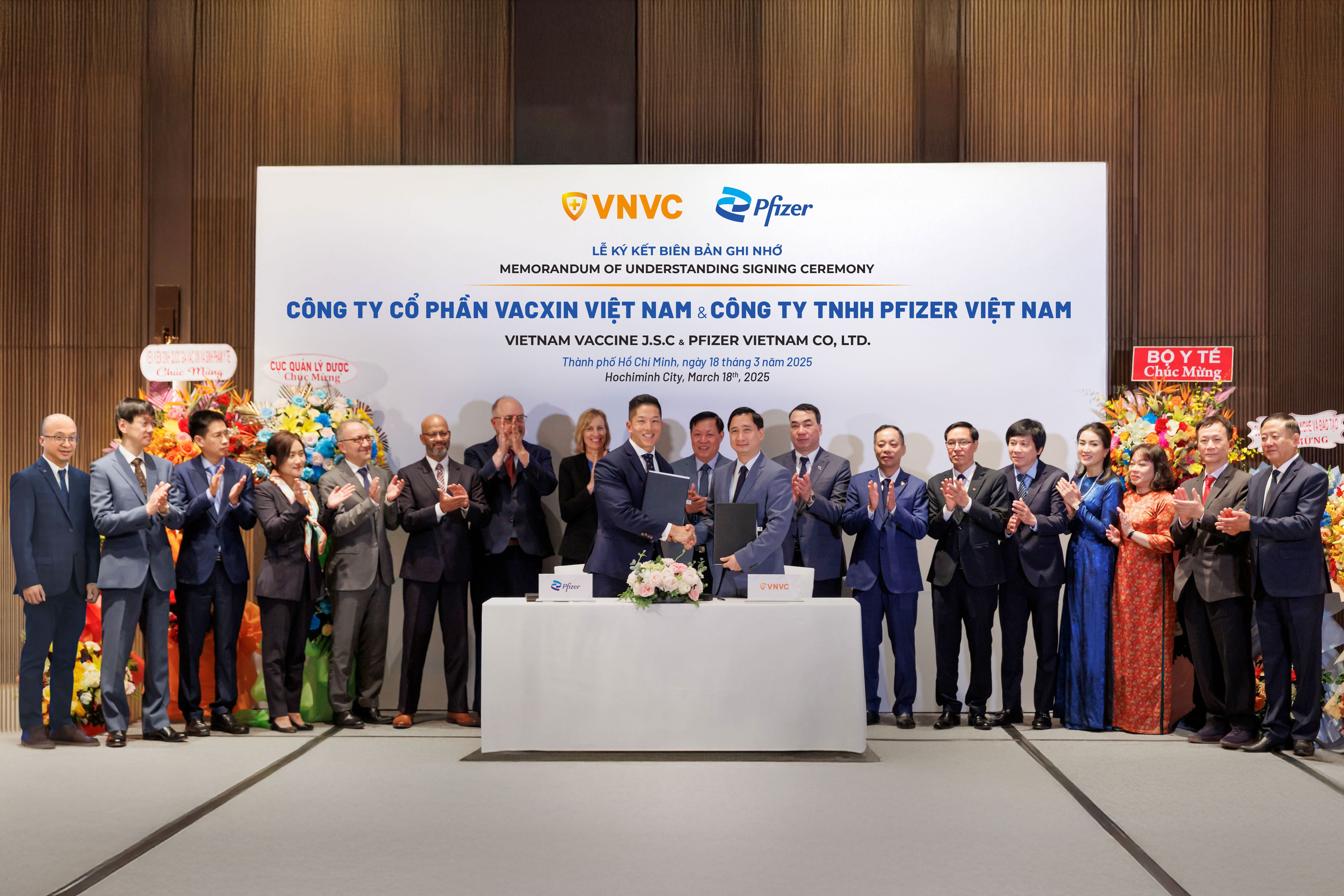 Pfizer va VNVC ky thao luan ve san xuat vaccine hinh anh