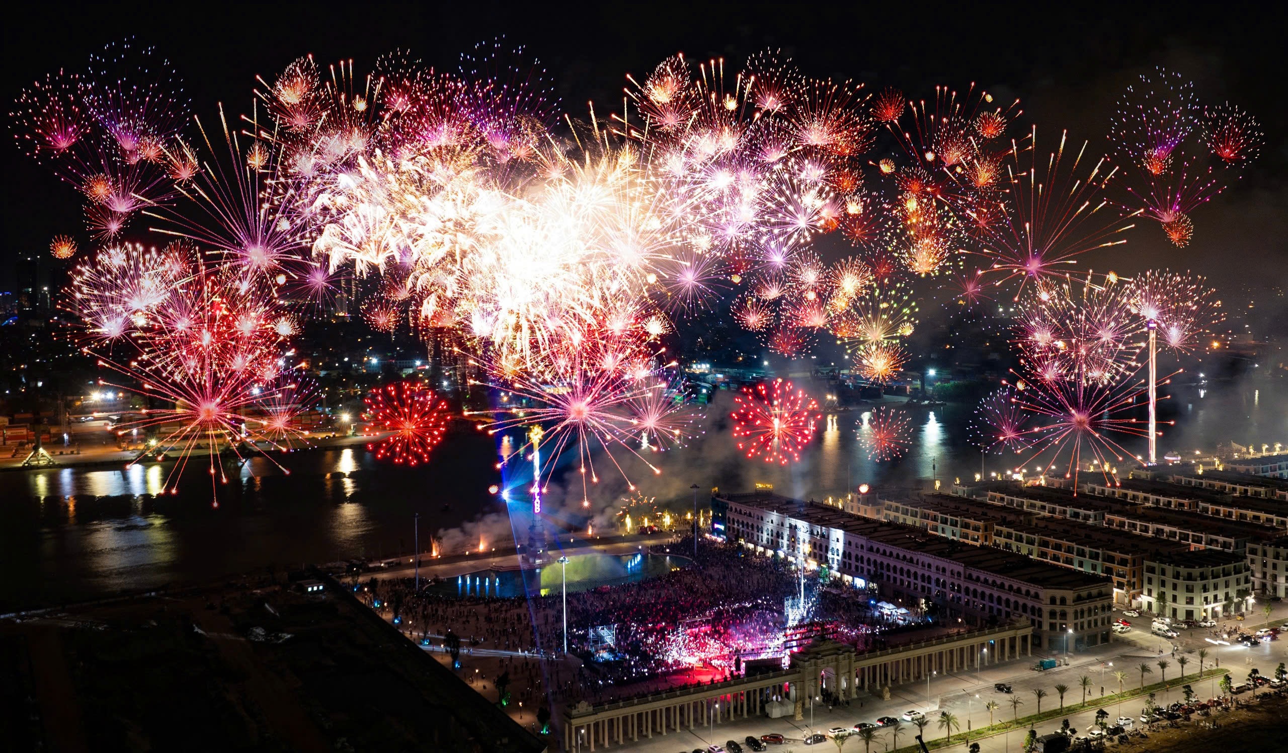 Cu dan 'dao Hoang gia': 'Mua nha Vinhomes la buoc ngoat cuoc doi' hinh anh