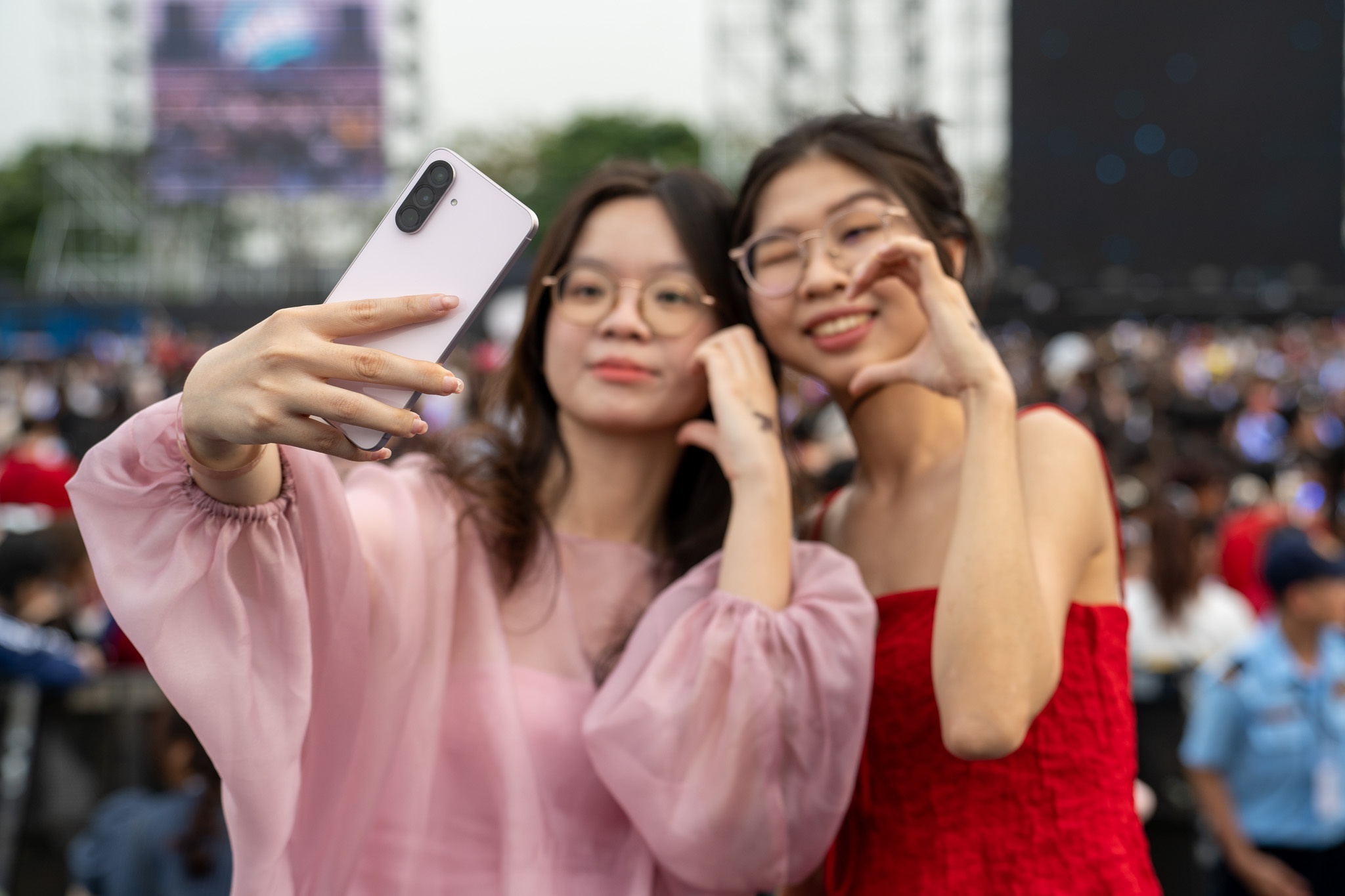 Gen Z du 'anh trai' xuyen man dem cung Galaxy A series moi hinh anh