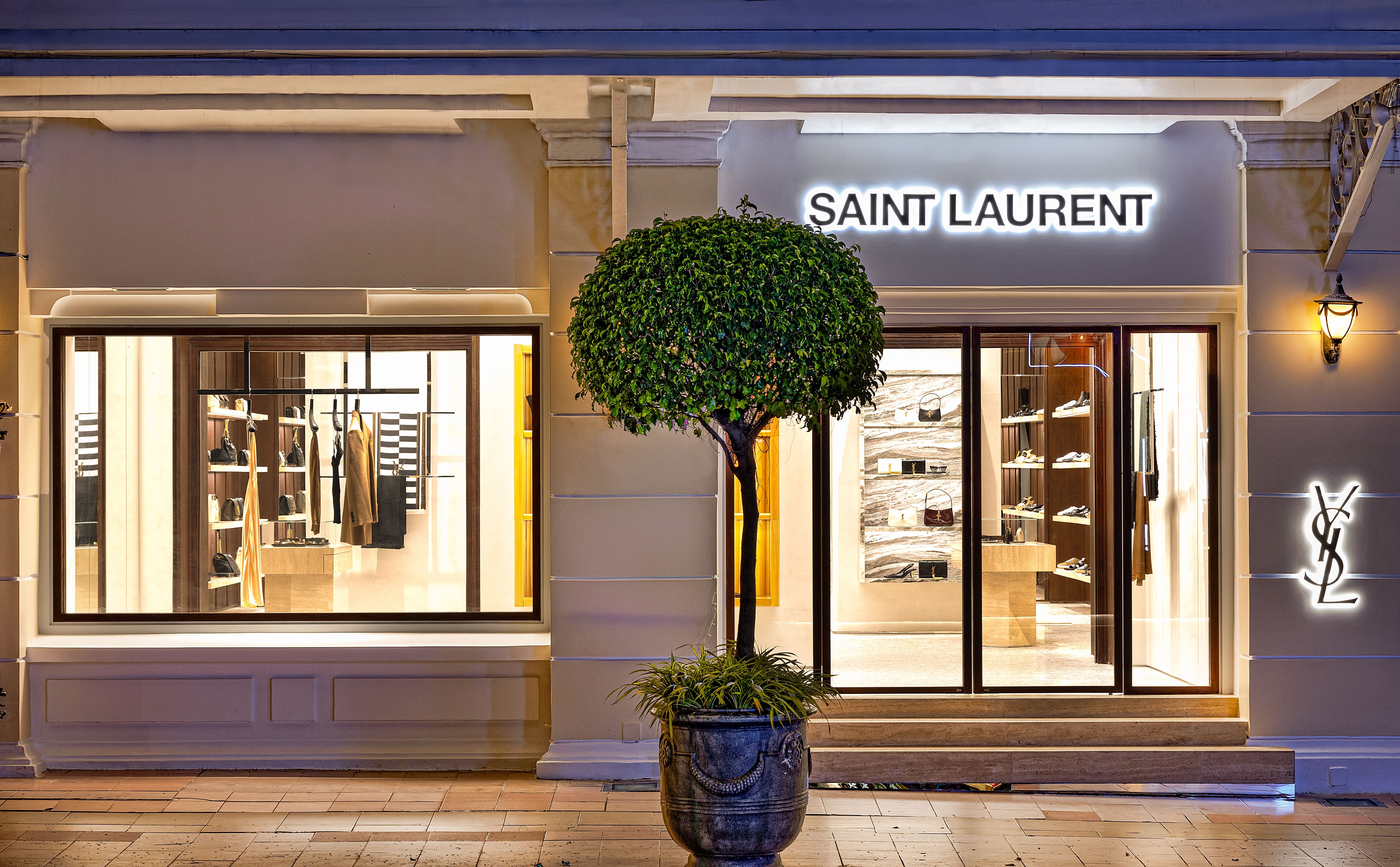 Saint Laurent tro lai Viet Nam - giao thoa di san va hien dai hinh anh