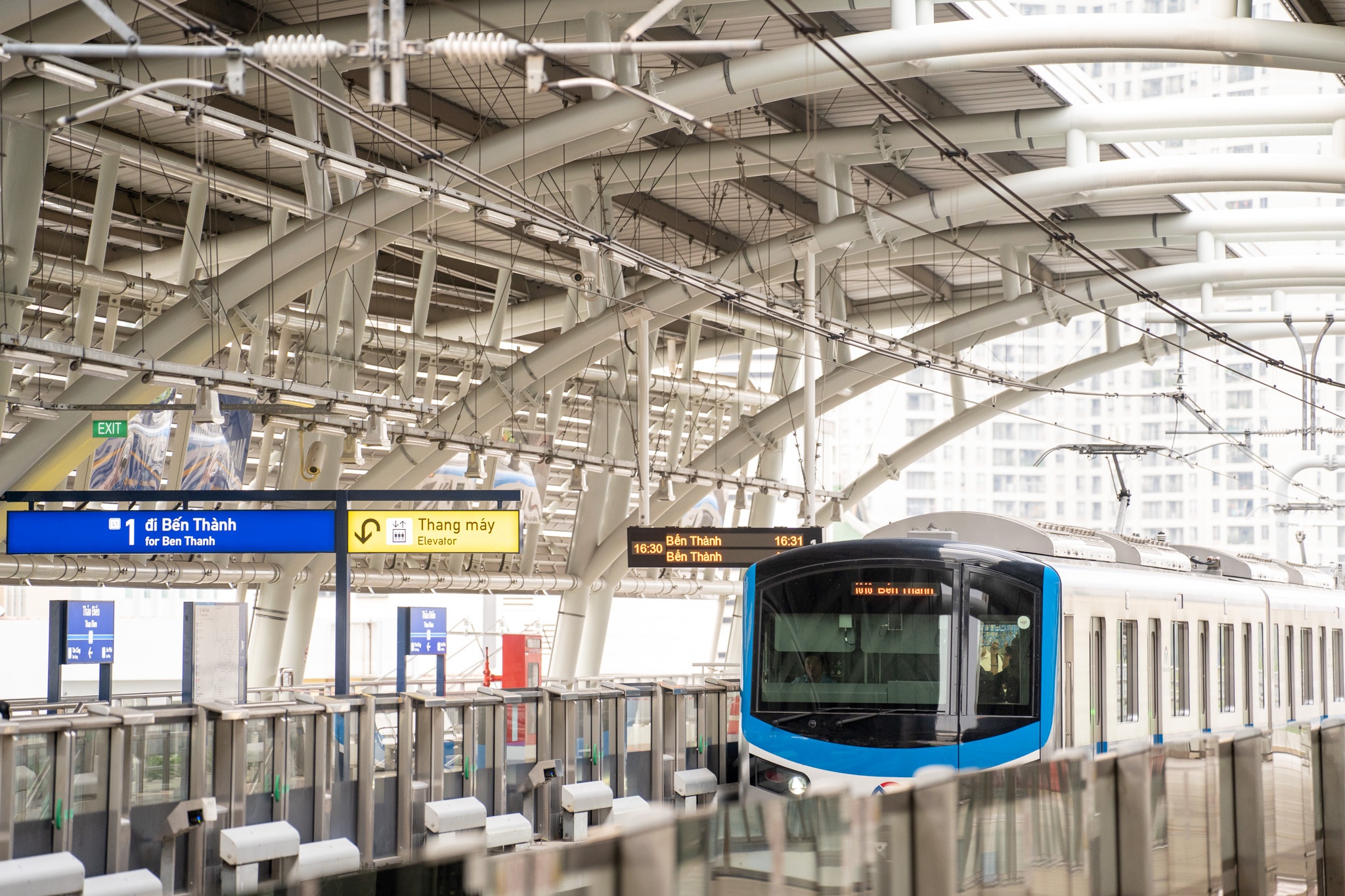 Thu 'khong can vi - cham la di' voi cac toa do hot doc Metro so 1 hinh anh