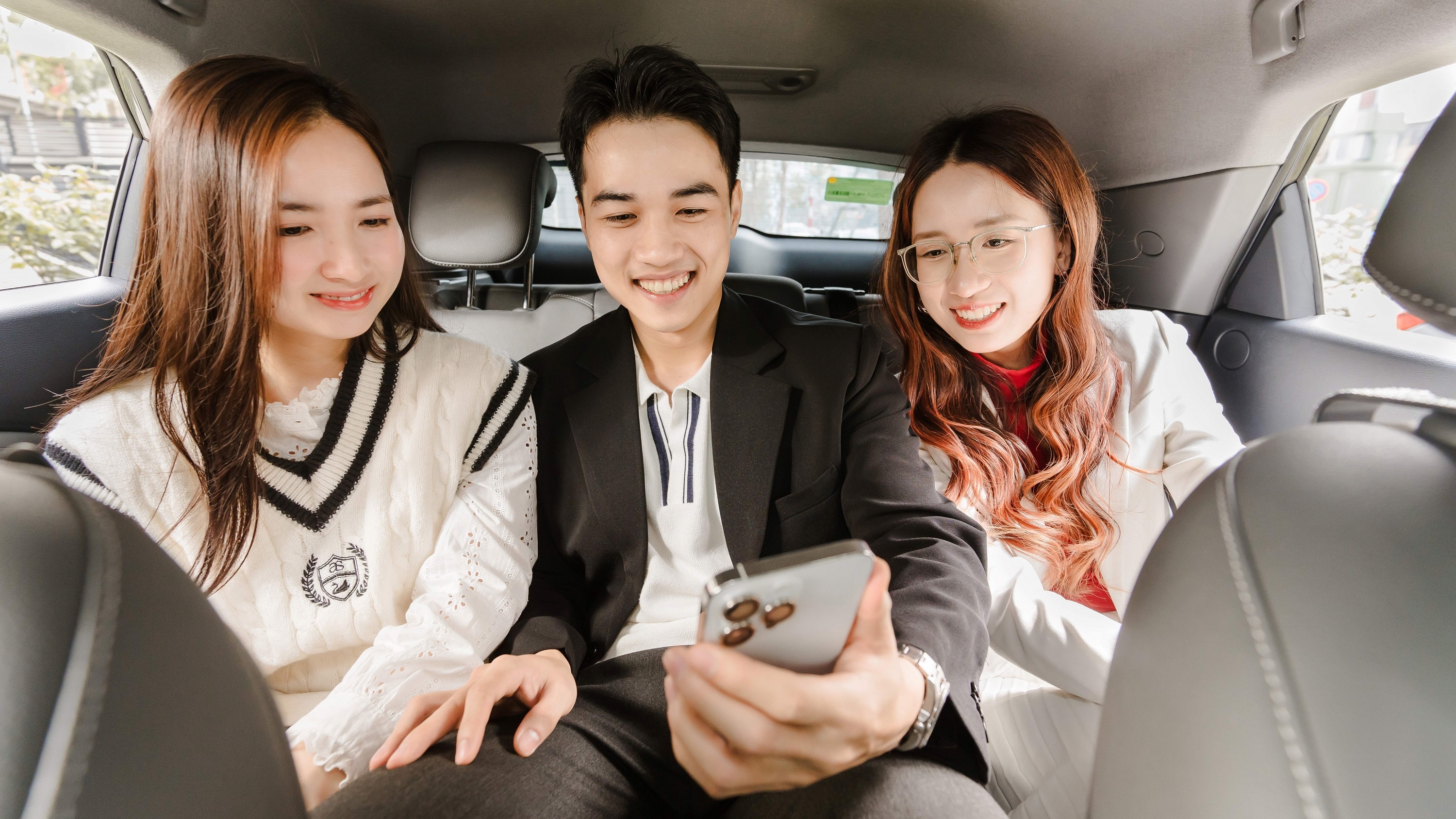 Nhieu ung dung ngan hang tich hop dat taxi hinh anh