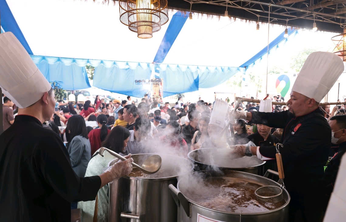 6.000 bat pho 'chieu dai' thuc khach tai le hoi pho Van Cu, Nam Dinh hinh anh