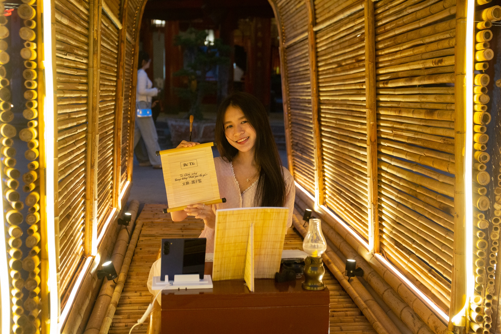 'Mot dem hoa si tu' tai Van Mieu - Quoc Tu Giam cung Galaxy AI hinh anh