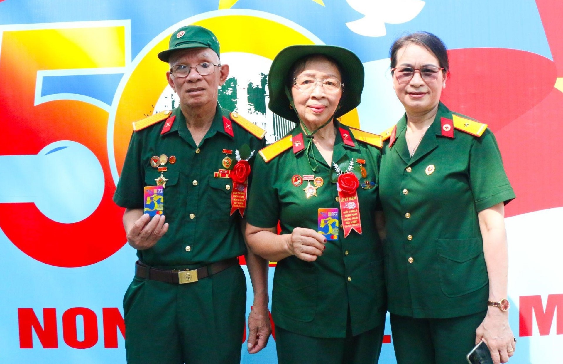 Ra mat the VikkiGO - tu hao Viet Nam mung 50 nam thong nhat dat nuoc hinh anh