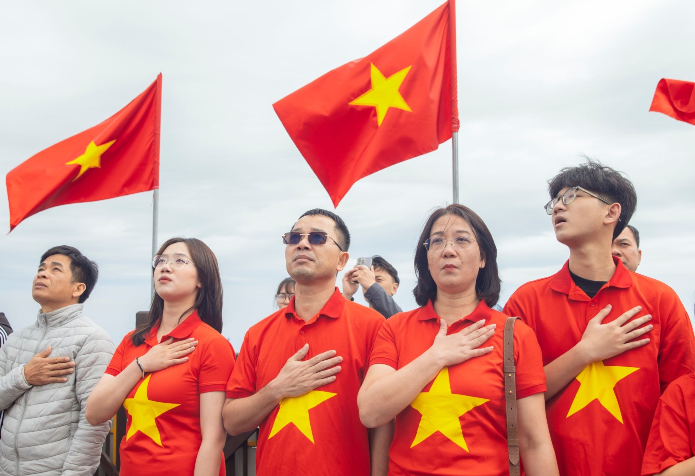 Du khach mac ao do sao vang do ve nhung diem du lich ngay dau nghi le hinh anh