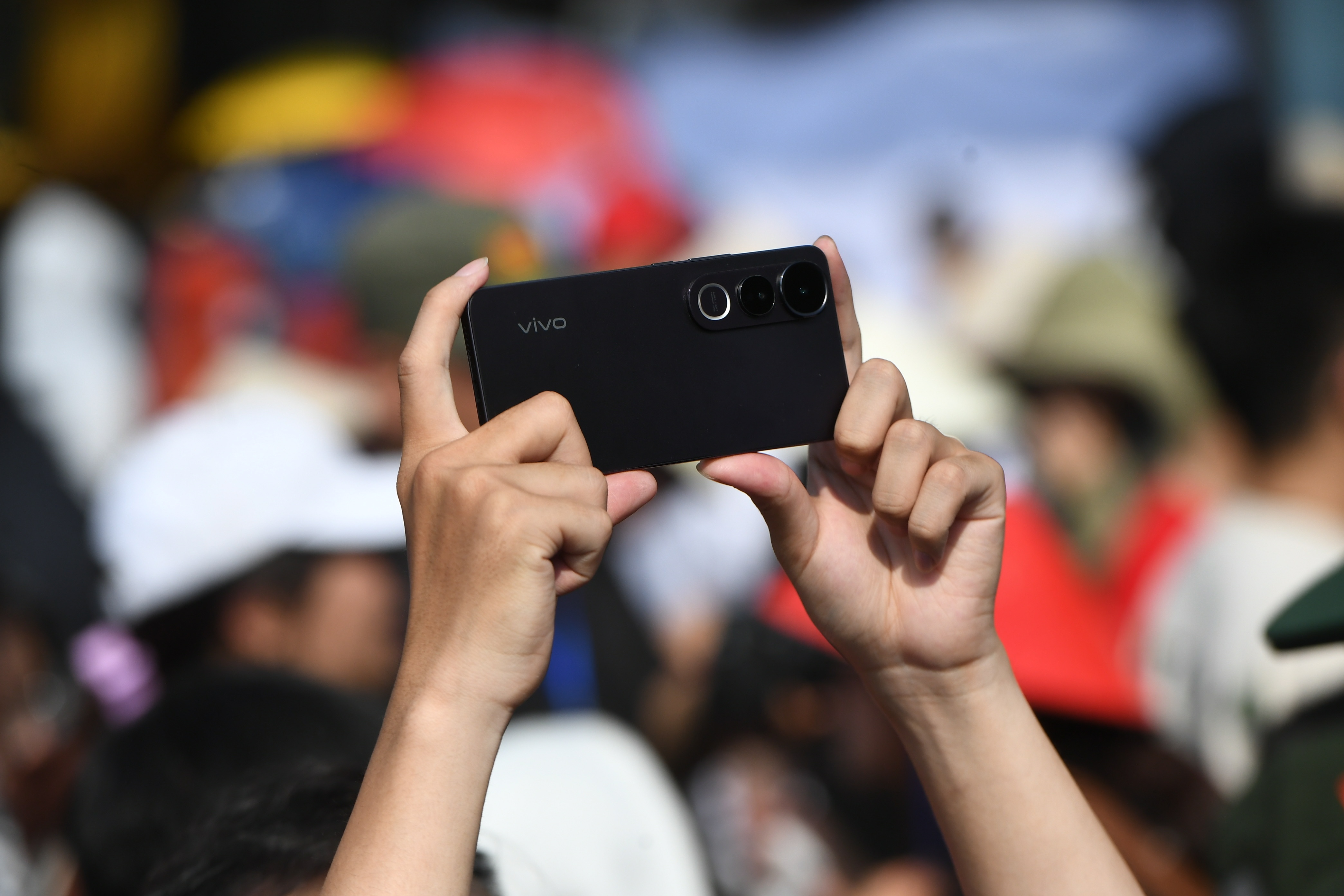 Tu tin du 'concert quoc gia' voi pin 6.500 mAh cua vivo V50 Lite hinh anh