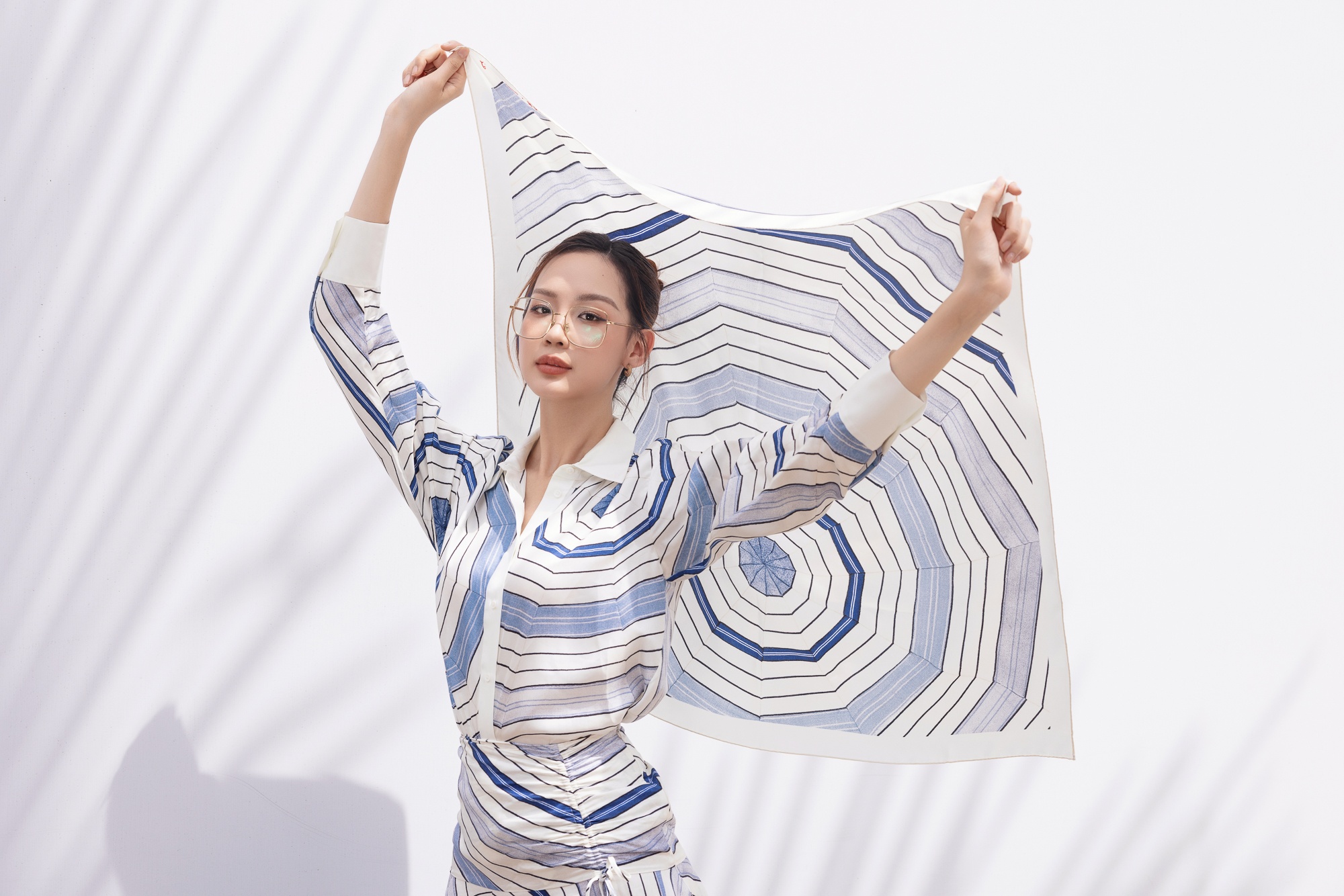 Bao Ngoc, Helly Tong dien dam ‘xoan oc’ Sandro x Louise Bourgeois hinh anh