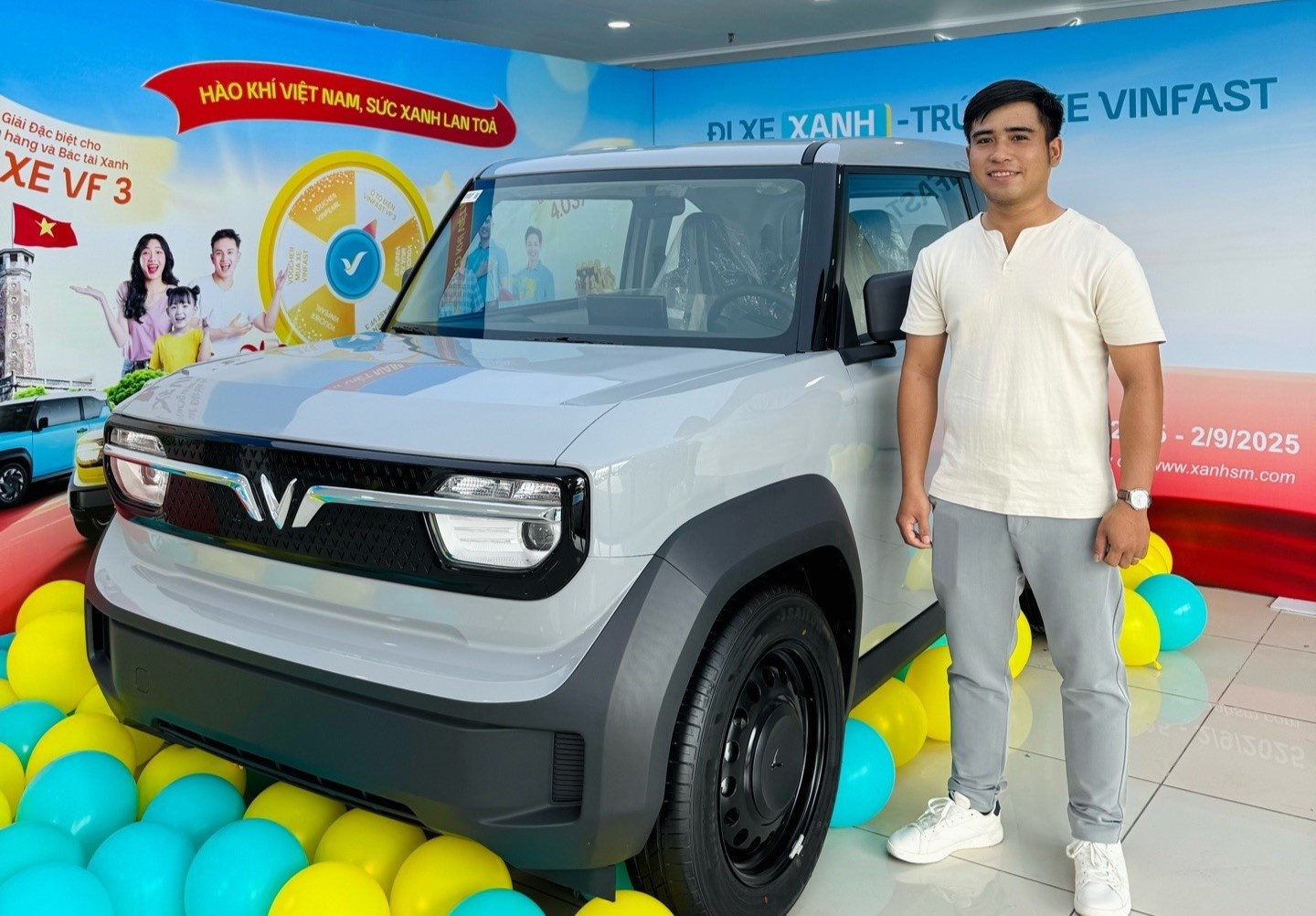 Khach hang di Xanh SM trung VinFast VF 3 hinh anh