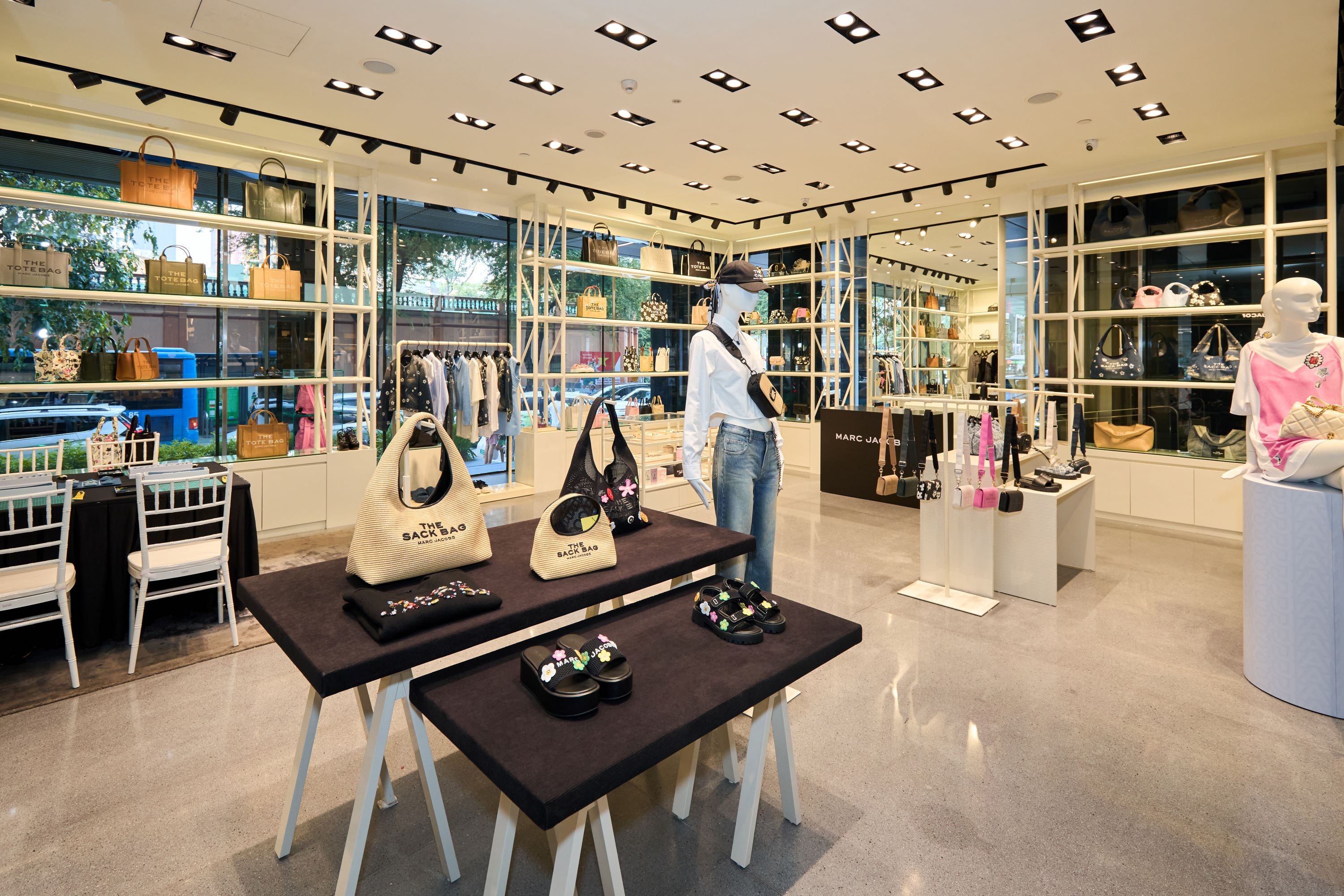 BST Chớm Thu 2025 Marc Jacobs thu hút loạt sao Việt cá tính