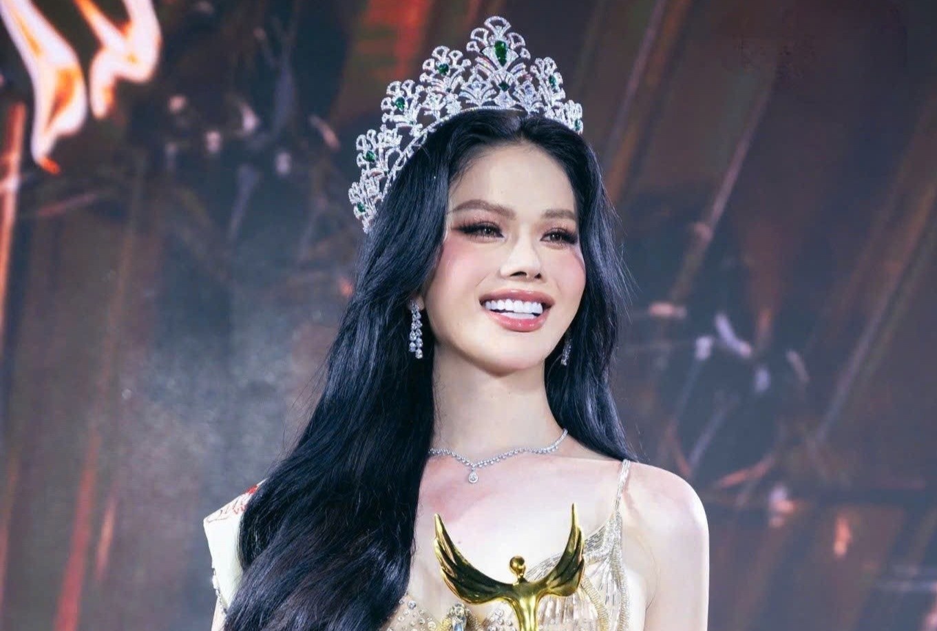 Ha Tam Nhu ‘lot xac’ truoc khi dang quang MIQ Vietnam 2025 hinh anh