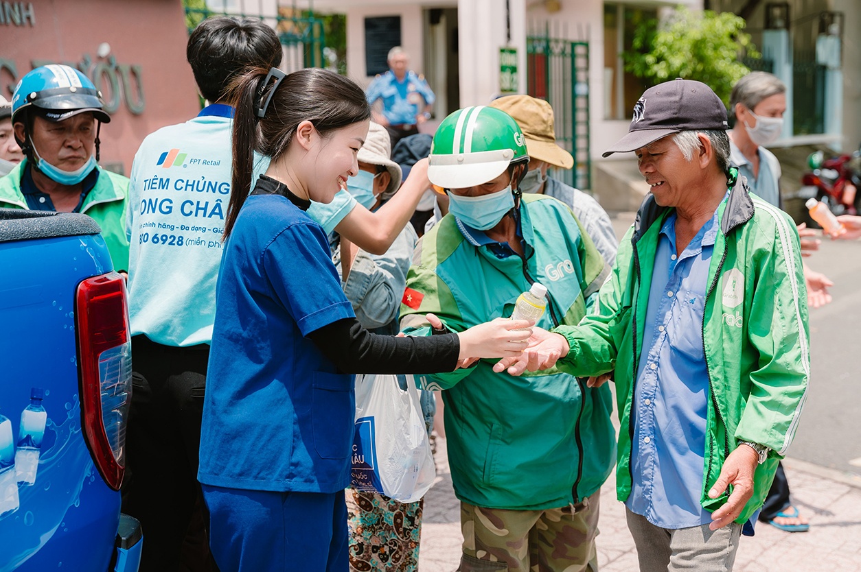 Long Chau phat nuoc mien phi ho tro nguoi dan giua nang nong hinh anh