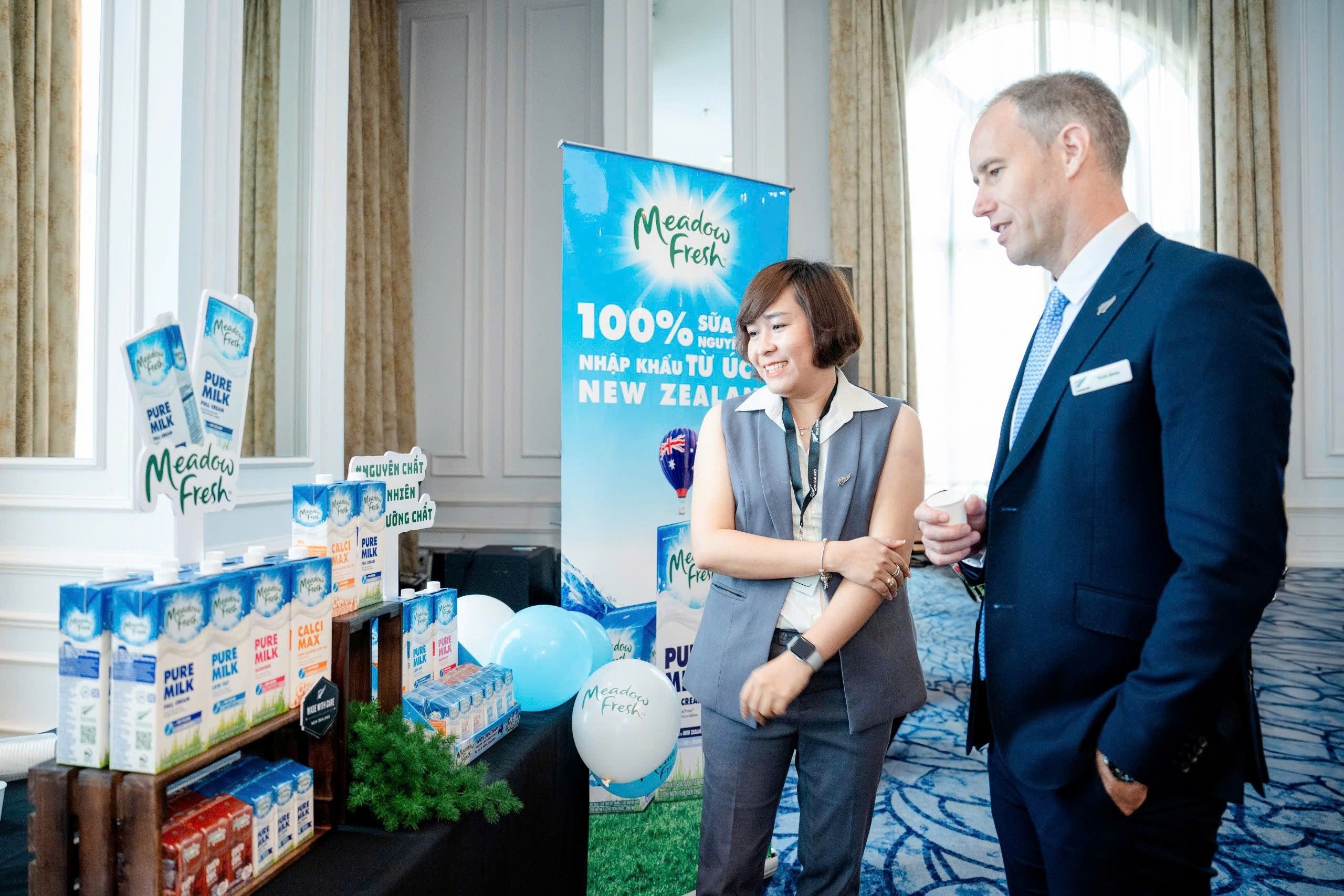 Sua tuoi Meadow Fresh nguyen chat tu New Zealand khoac dien mao moi hinh anh