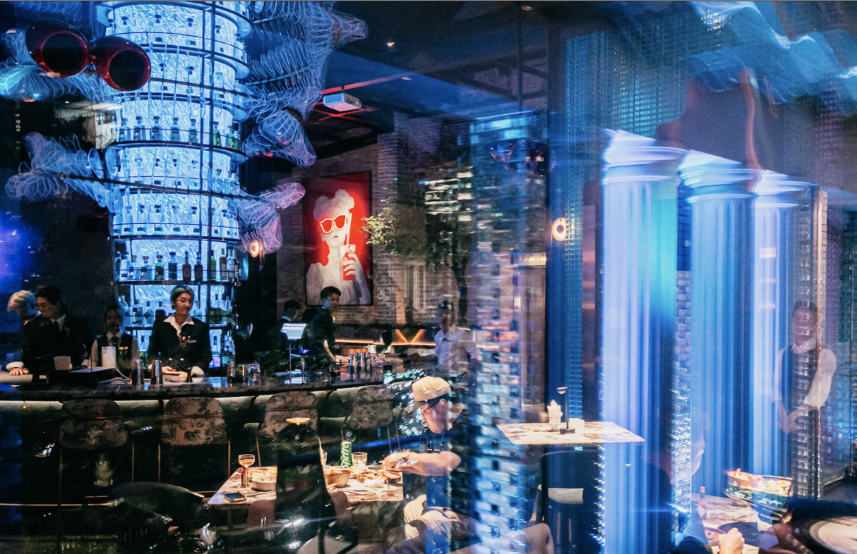 Tan huong khi chat nightlife ‘chuan chau Au’ giua long pho co Ha Noi hinh anh