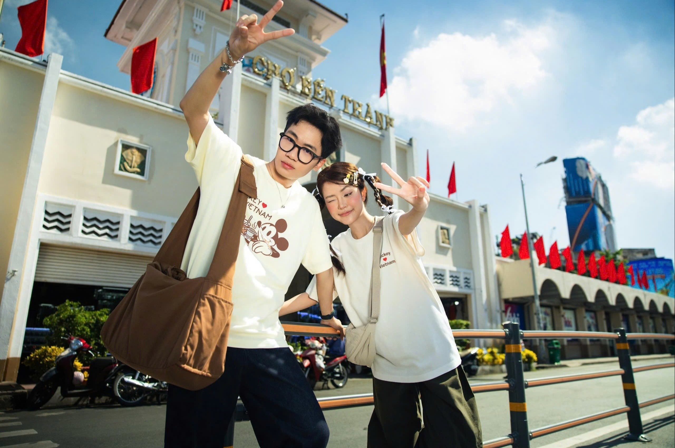 Gioi tre Ha Noi, TP.HCM dien do doi xuong pho ngay dep troi hinh anh