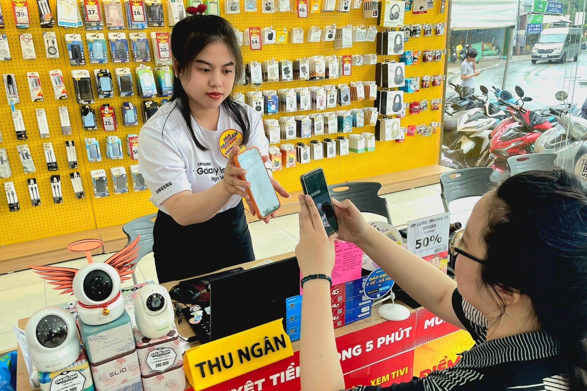 Khac biet trong dich vu nap, rut, chuyen tien qua ngan hang cua TGDD hinh anh