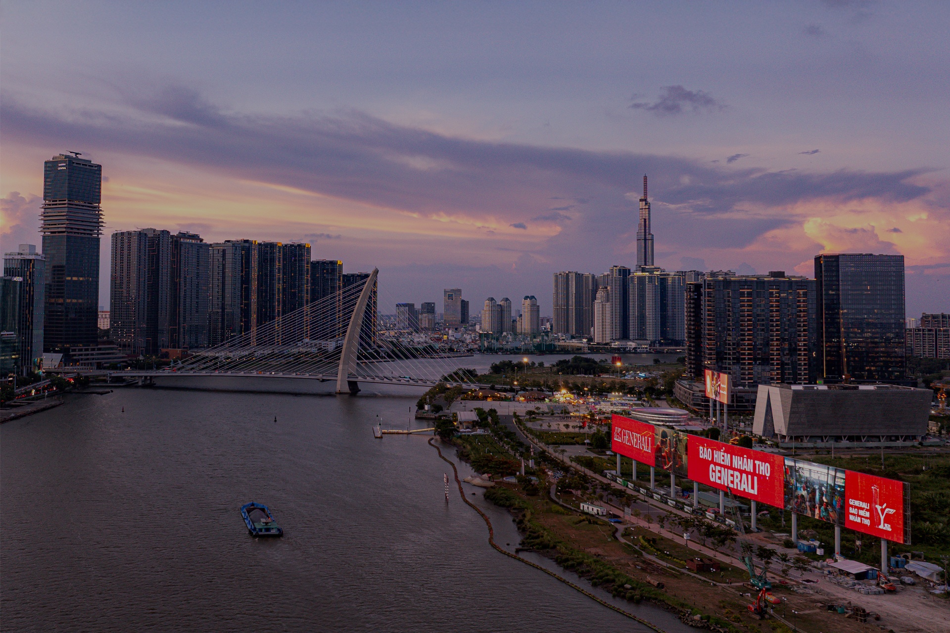 Generali va cam ket sat canh tron ven tung khoanh khac hinh anh