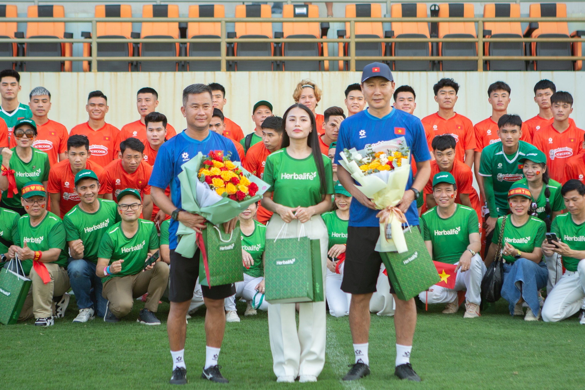 Herbalife tiep suc doi tuyen Viet Nam truoc nhung tran dau quan trong hinh anh