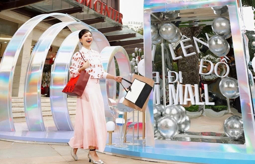 Gia dinh hien dai di trung tam thuong mai 'nghi duong' kieu moi hinh anh