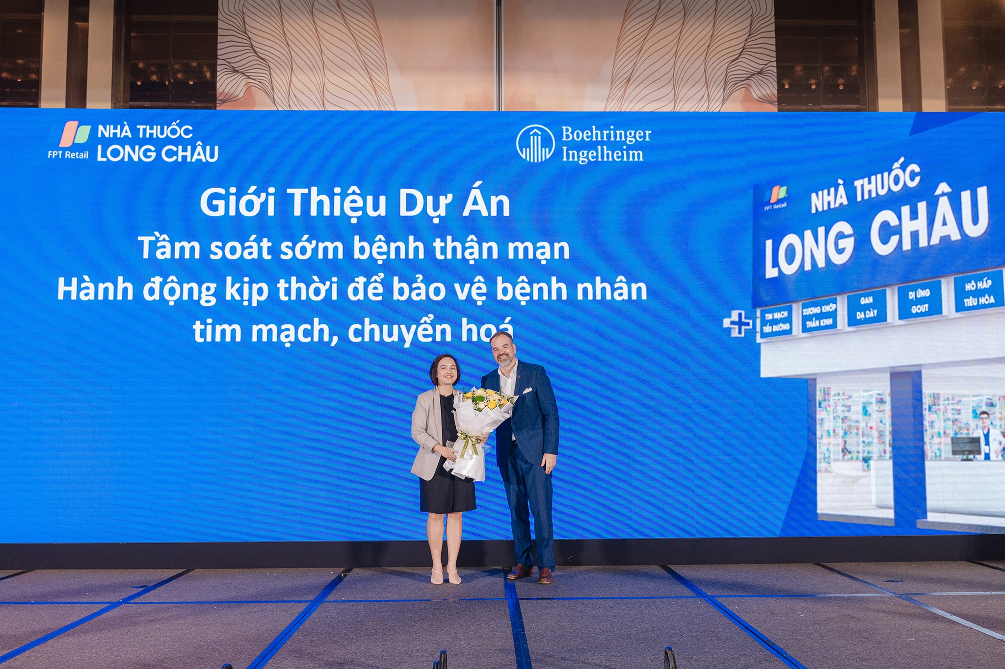 Nha thuoc Long Chau anh 2
