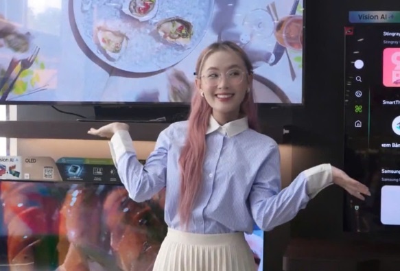 TikToker hao hung trai nghiem Samsung AI TV 2025 tai cua hang dien may hinh anh