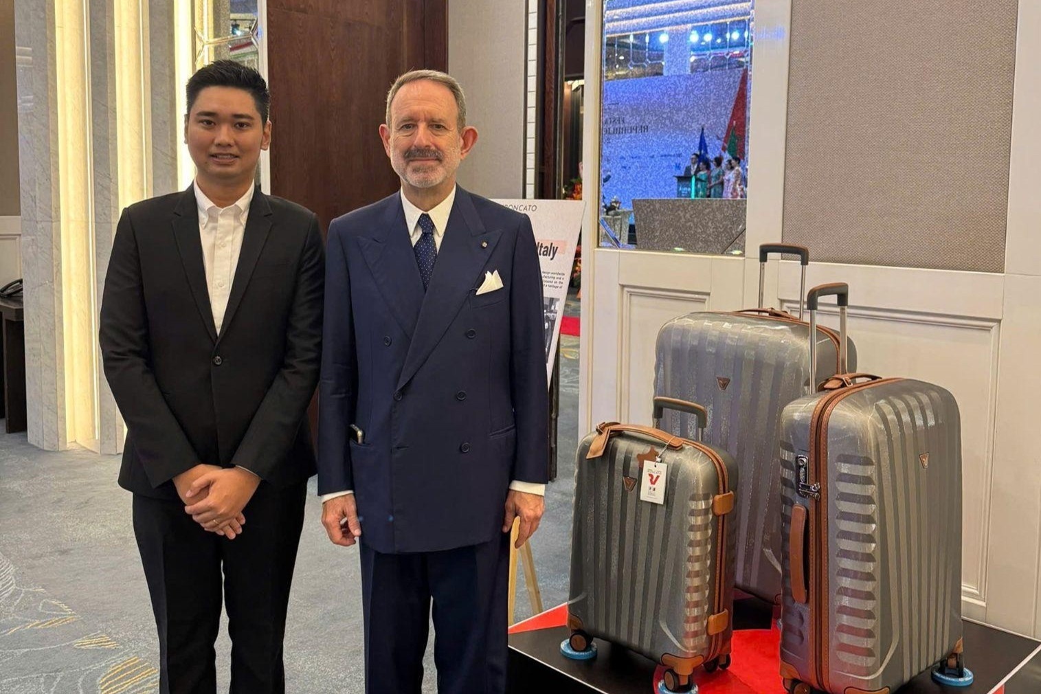 KOS dong hanh Dai su quan Italy trong su kien Quoc khanh hinh anh