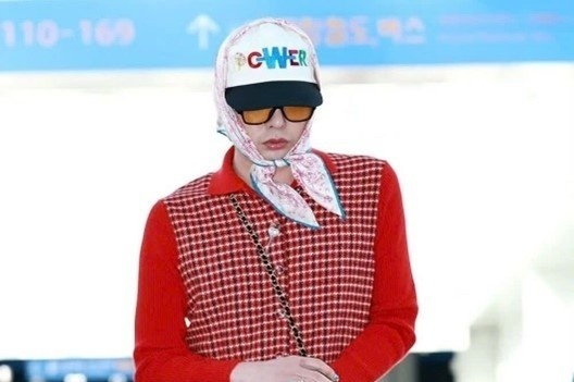 Thoi trang san bay cua G-Dragon - bien duong bang thanh san runway hinh anh