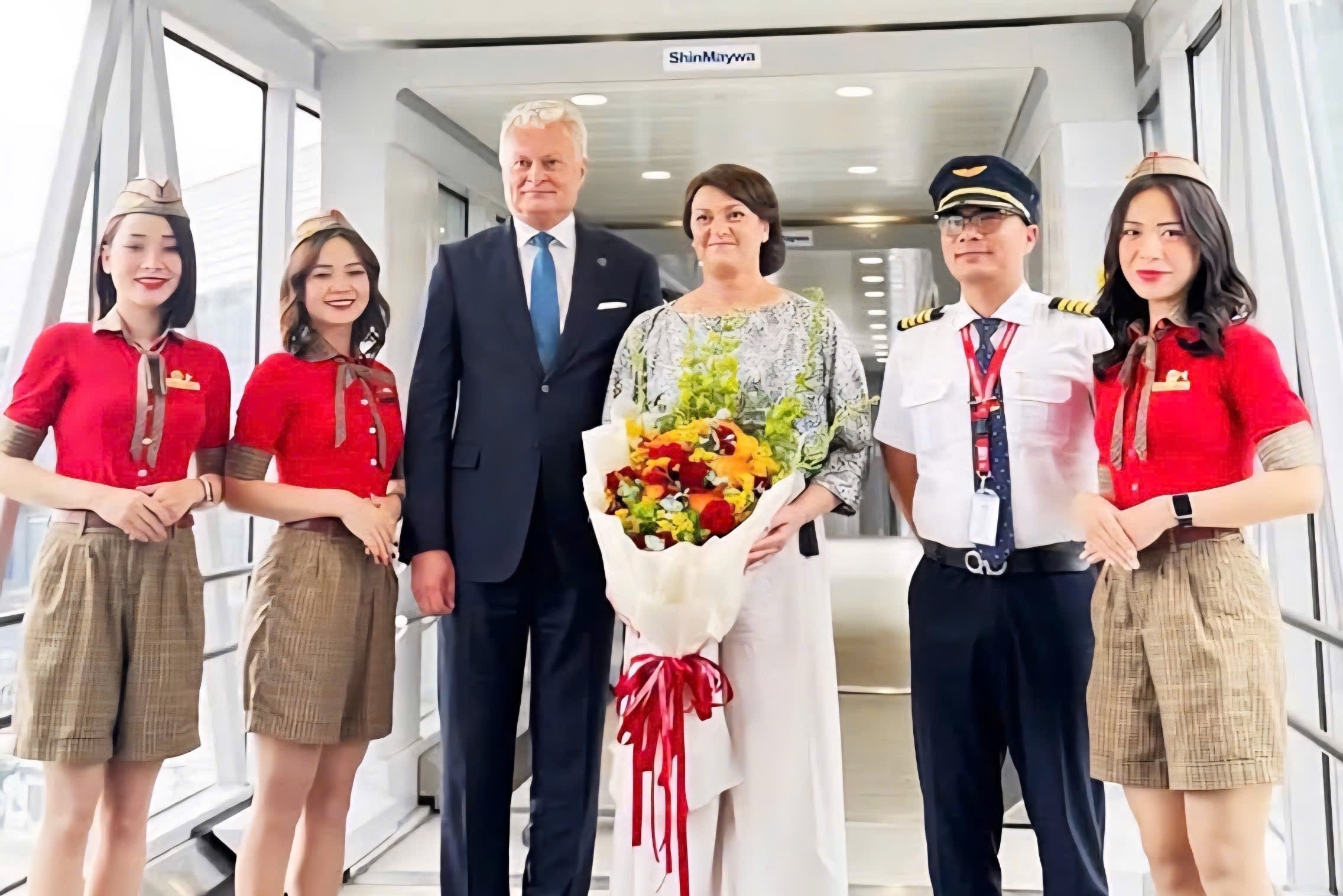 Tong thong Litva den Ha Noi tren chuyen co Vietjet hinh anh