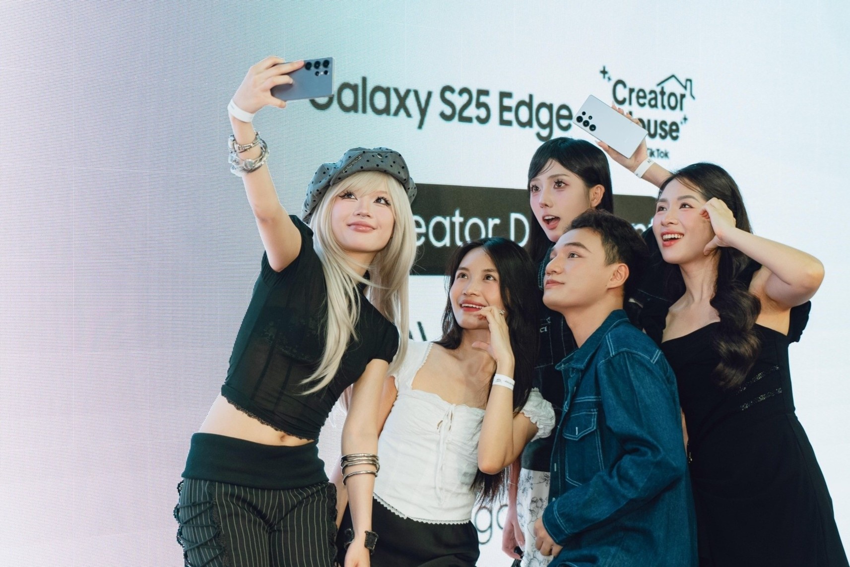 S25 Edge ghi dau an noi bat tren ban do cong nghe - thoi trang hinh anh