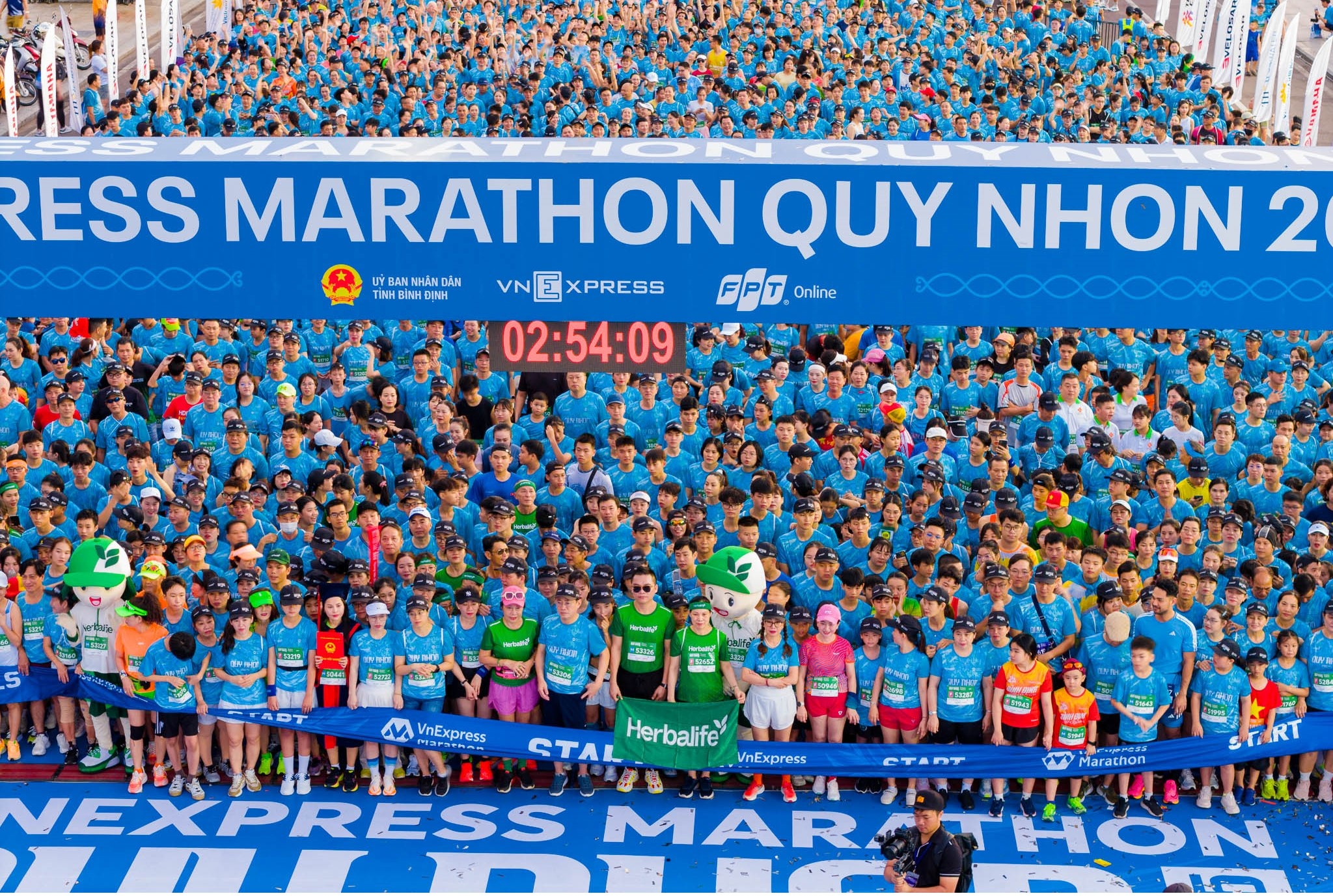 Herbalife lan toa loi song nang dong qua giai marathon Quy Nhon hinh anh