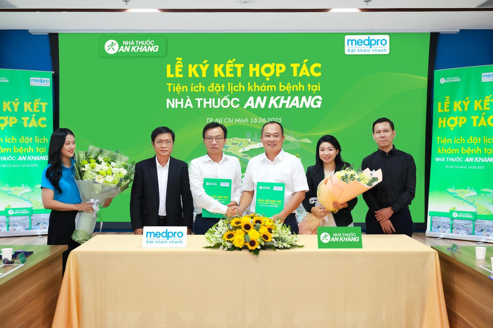 Dat lich kham anh 1
