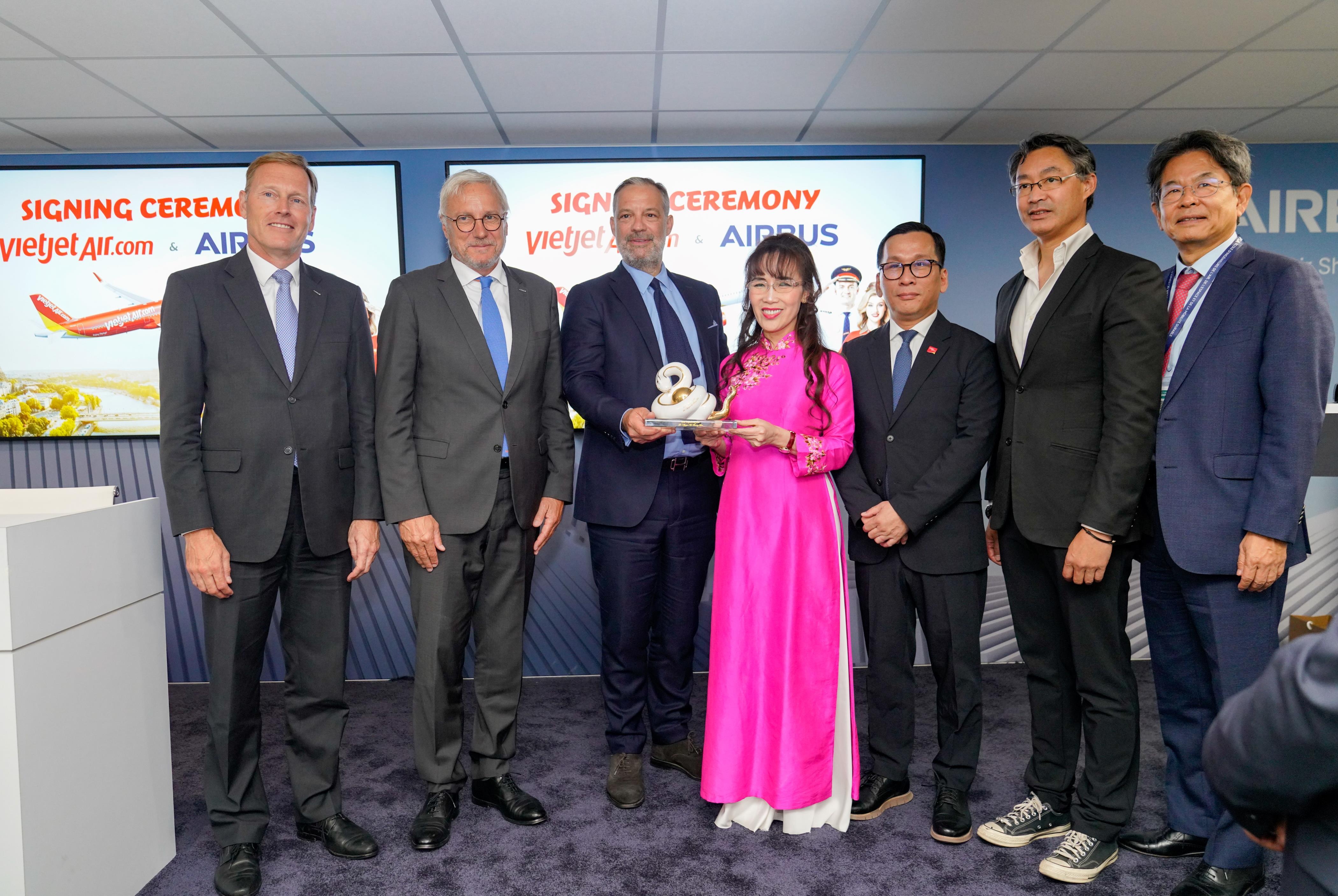 Vietjet dat hang moi 100 may bay A320/A321neo hinh anh