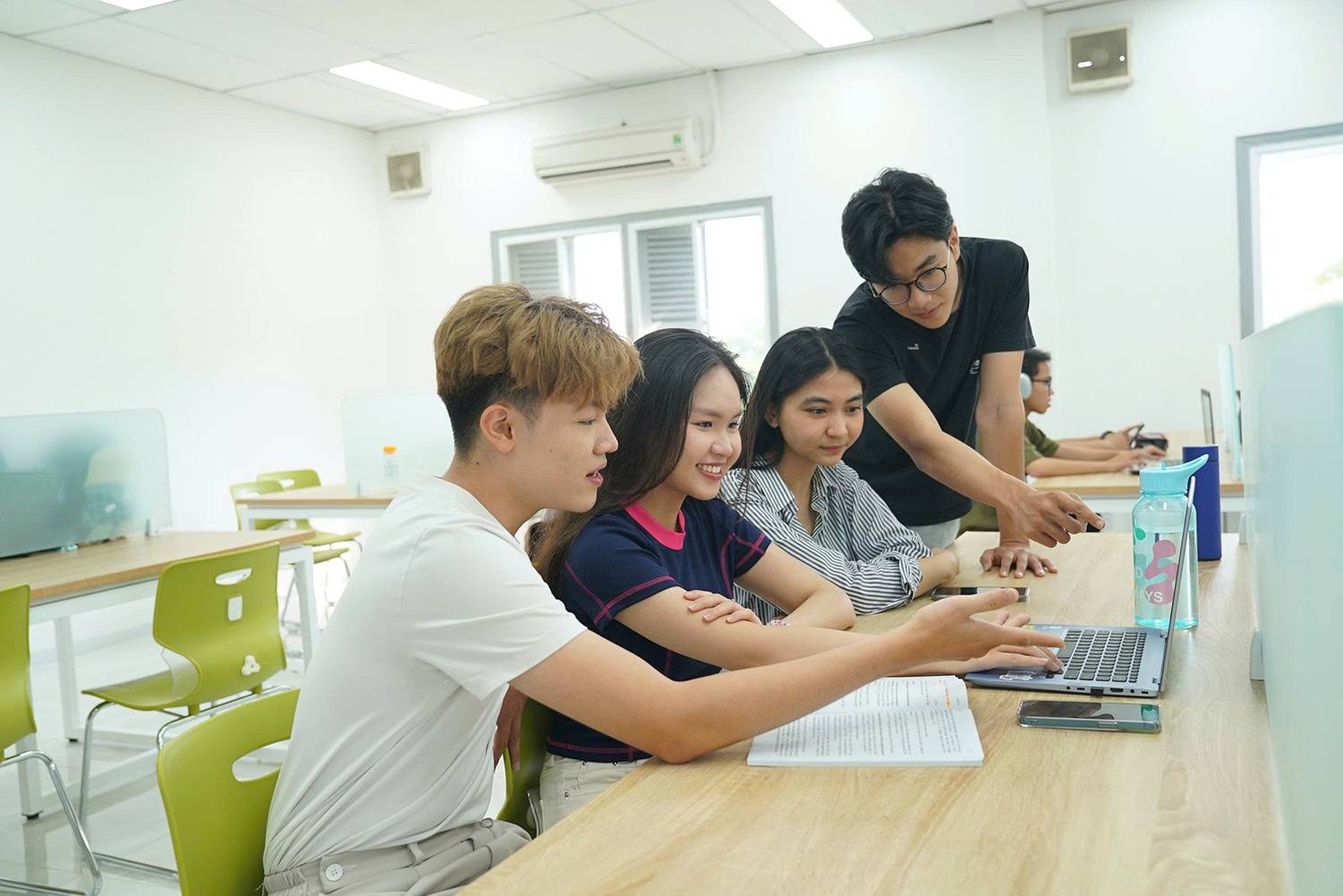 Toan va tieng Anh - canh cua buoc vao nhung nganh hoc hang dau hinh anh