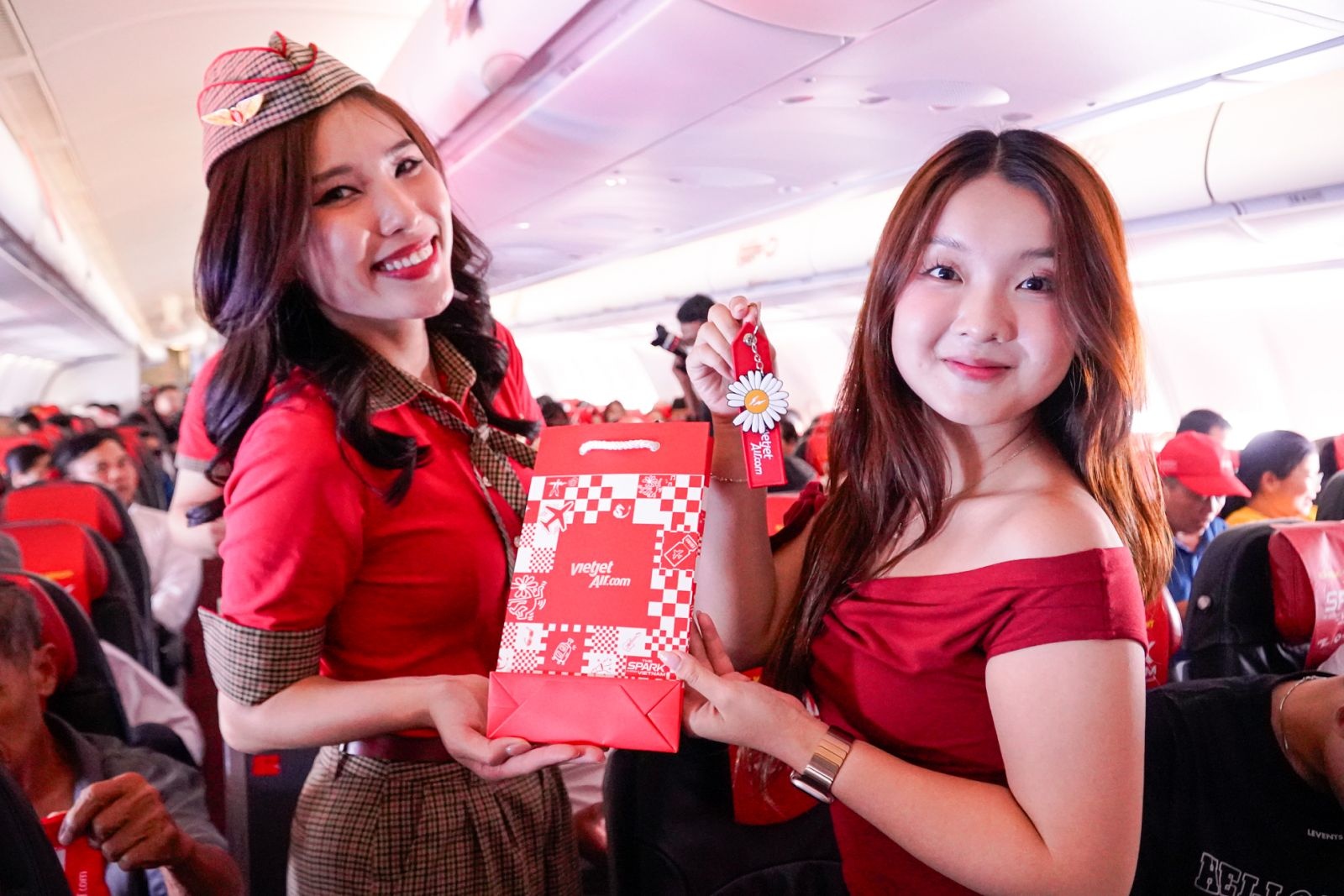 Vietjet dong hanh cung nguoi ham mo den K-Star Spark 2025 tai Ha Noi hinh anh
