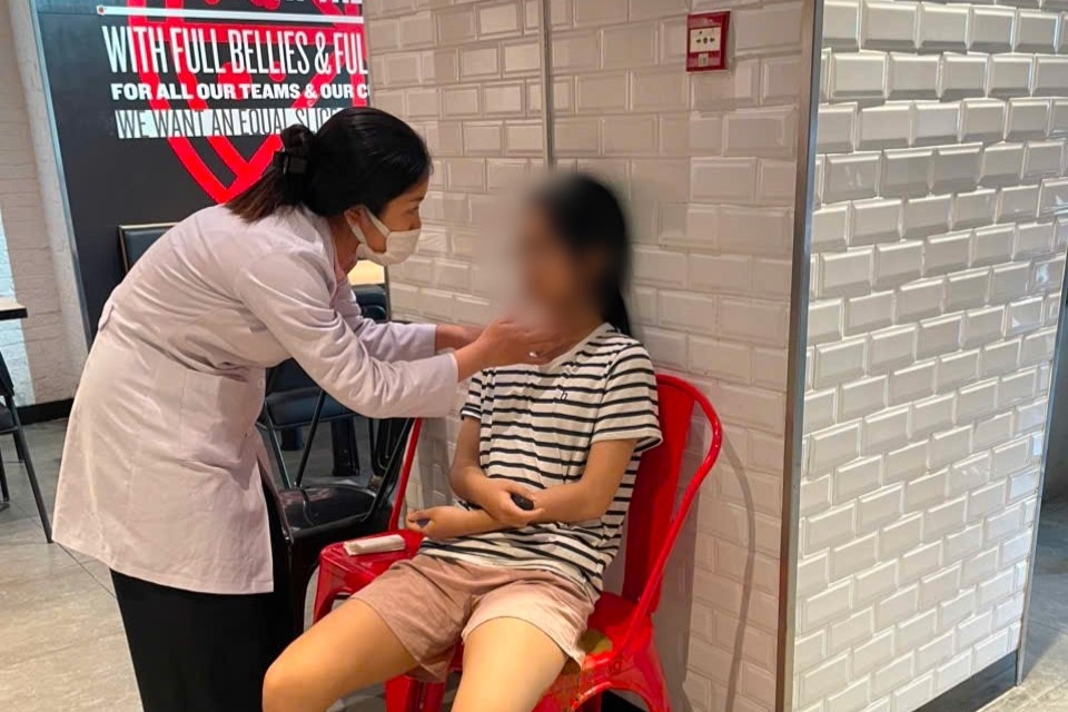 Bac si Long Chau kip thoi cuu nguoi benh trong gang tac hinh anh