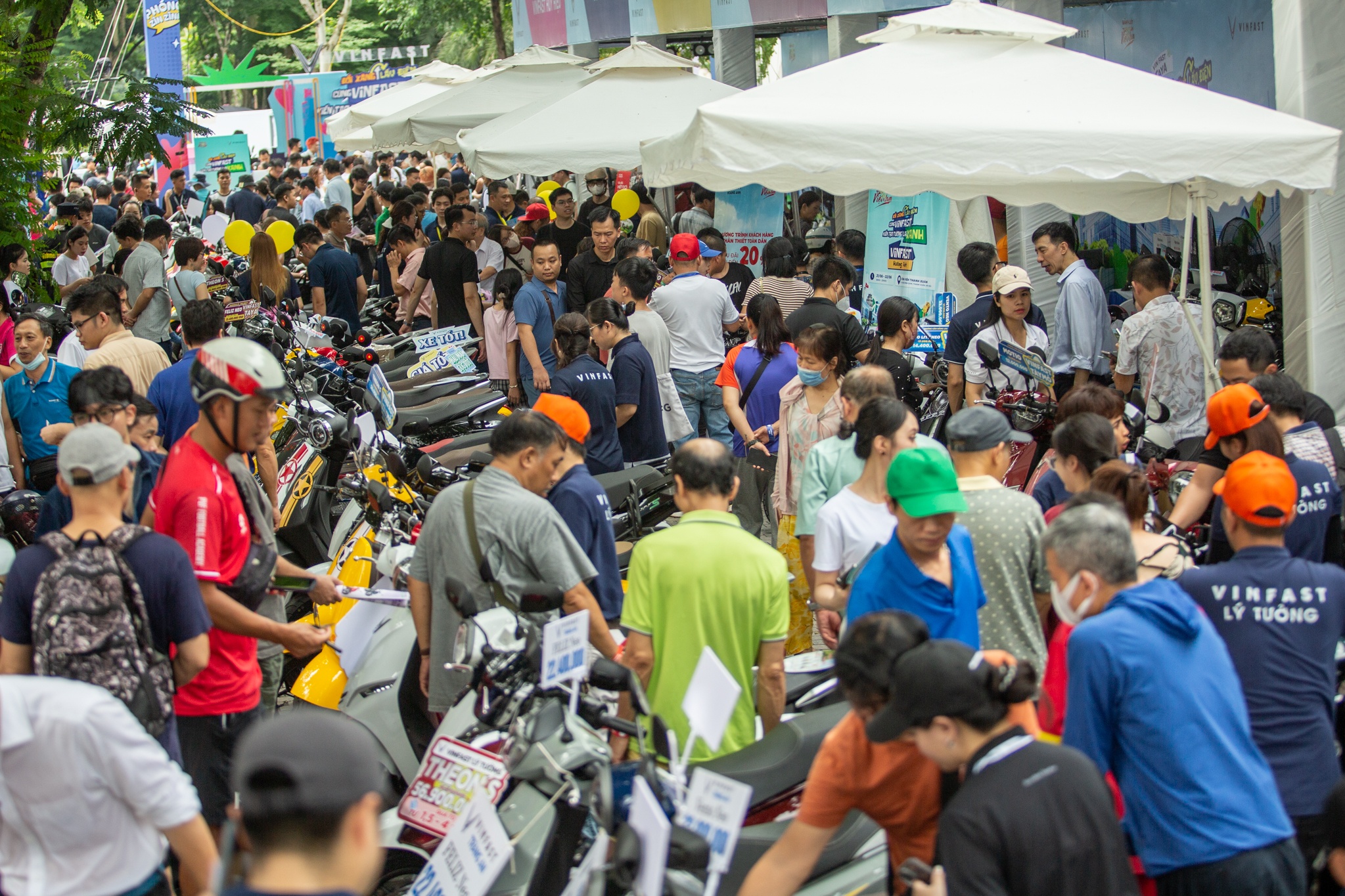 Nguoi dan no nuc sam xe may VinFast trong ngay hoi 'Doi xang lay dien' hinh anh