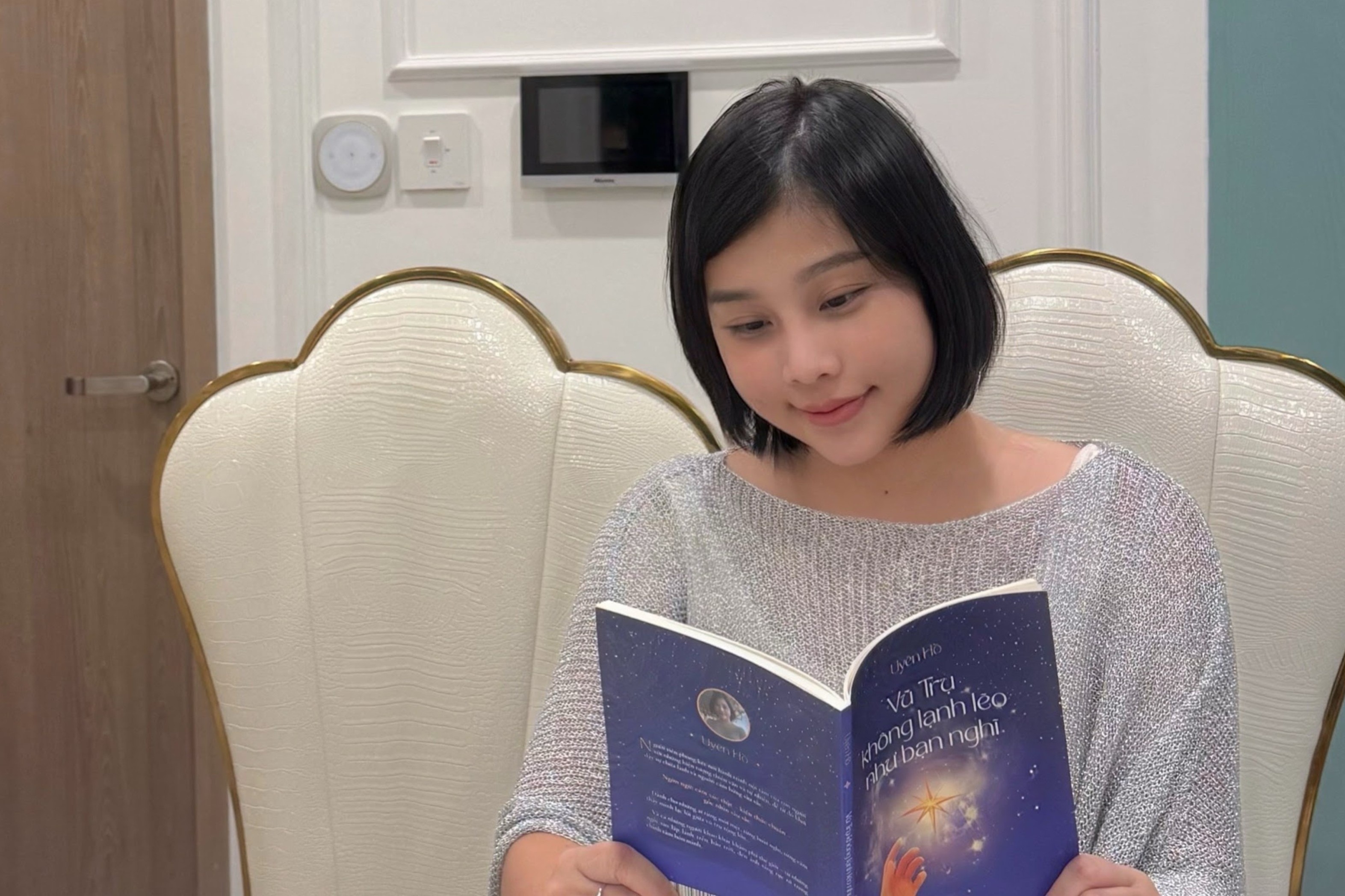 Tac gia Uyen Ho dung tri thuc vu tru lam chat lieu chua lanh nguoi doc hinh anh