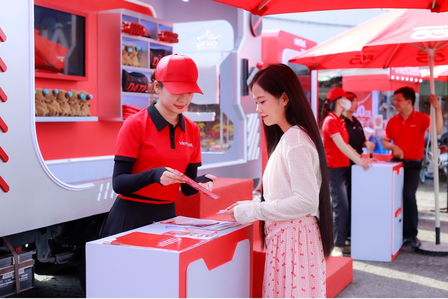 Kich hoat 5G mien Tay, Viettel mang cong nghe den sat doi song hinh anh