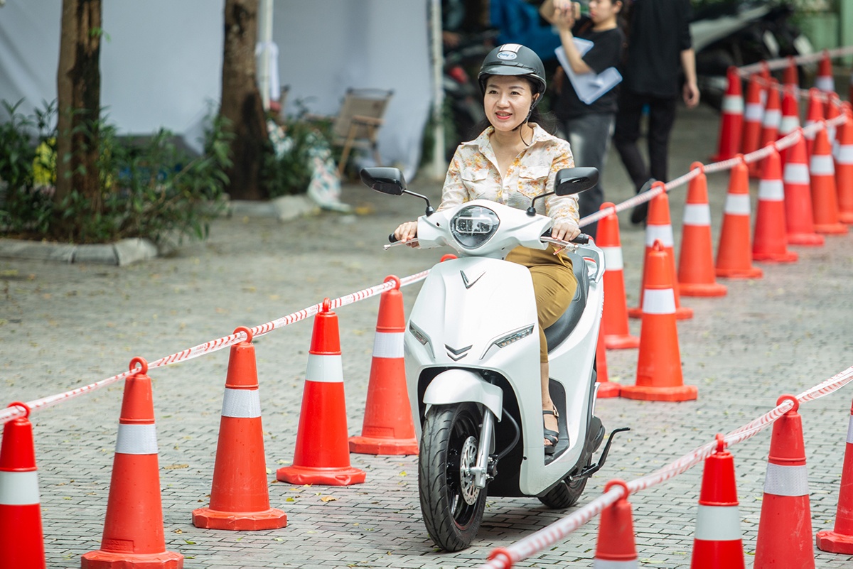 Doi xang lay dien - cach VinFast gop suc vao xu huong chuyen doi xanh hinh anh