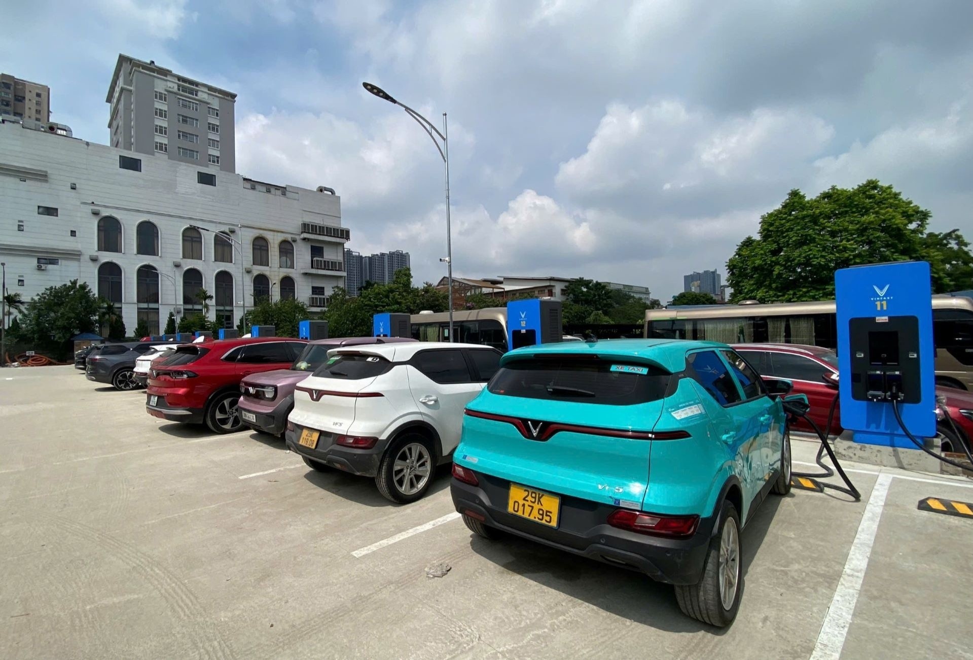 V-Green mo tram sac sieu nhanh quy mo lon dau tien tai Cau Giay hinh anh