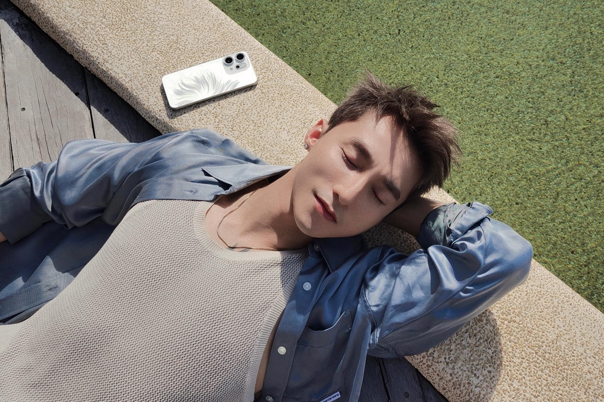 Son Tung M-TP khoe ban dong hanh trong bo anh check-in moi nhat hinh anh