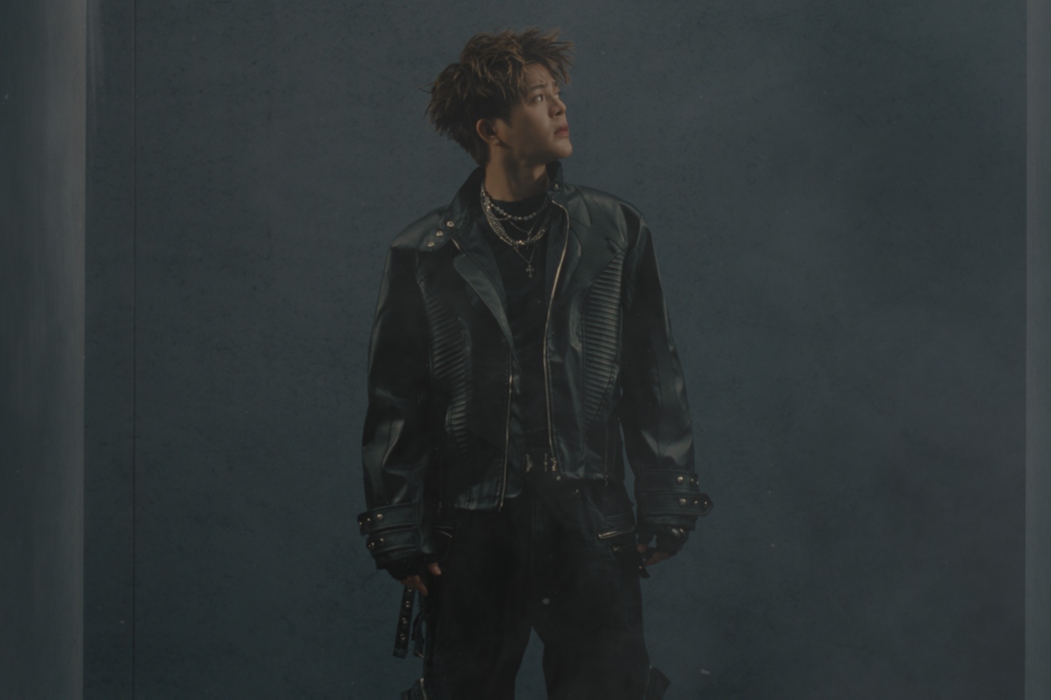 Chuyen chua ke ve RHYDER va Hoang Duc trong MV moi cua Rhys Man hinh anh