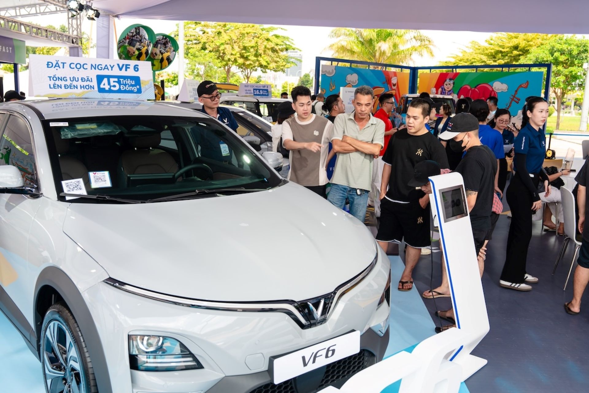 Dan oto dien VinFast khuay dong tai Dong Nai hinh anh