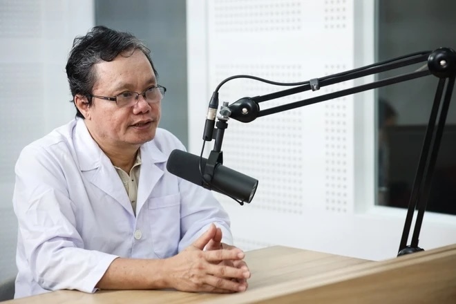 BS Trương Hữu Khanh: Điện thoại cầm tay đang 'cầm chân' đứa trẻ