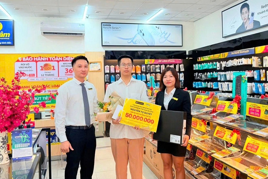 The Gioi Di Dong trao hoc bong laptop gia tri cho thu khoa ca nuoc hinh anh