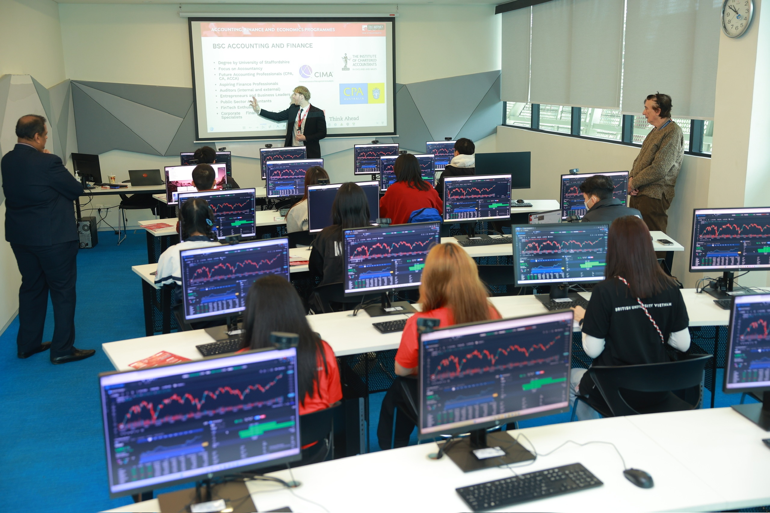 Gen Z di tim ben do giua nga 3 dai hoc cong lap - quoc te hinh anh