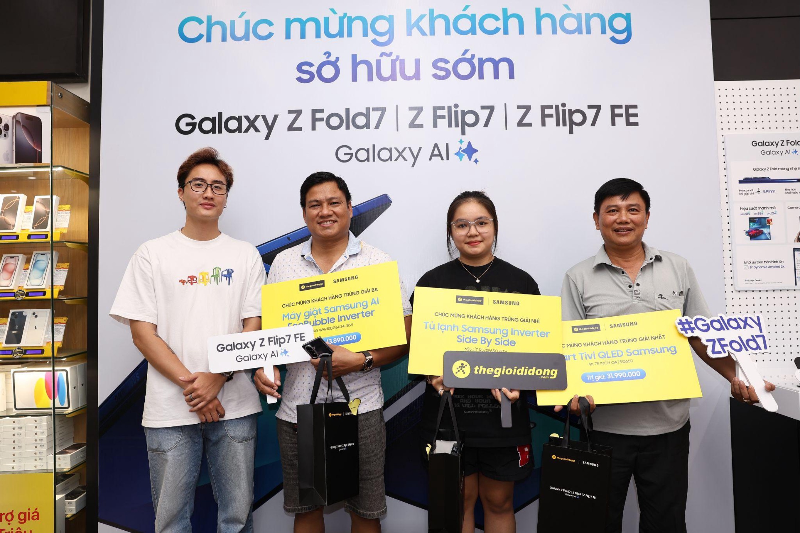 Những phần quà giá trị đã tìm thấy chủ nhân qua vòng quay may mắn của sự kiện giao hàng Galaxy Z 2025.