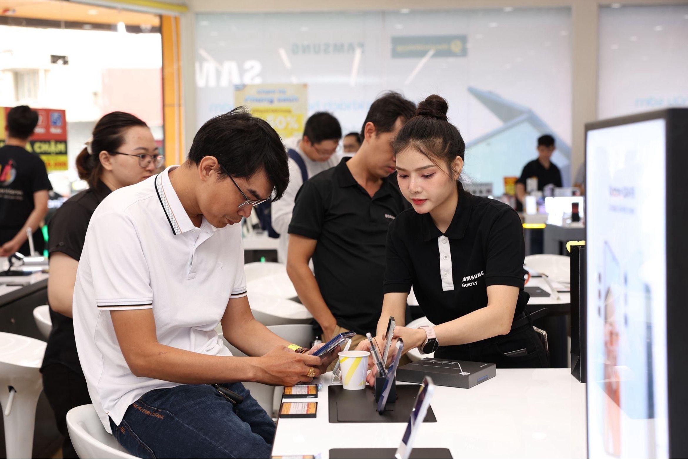 Khách hàng trải nghiệm Galaxy Z Fold7, Z Flip7, Z Flip7 FE ấn tượng với độ mỏng nhẹ và những cải tiến công nghệ gập hàng đầu.