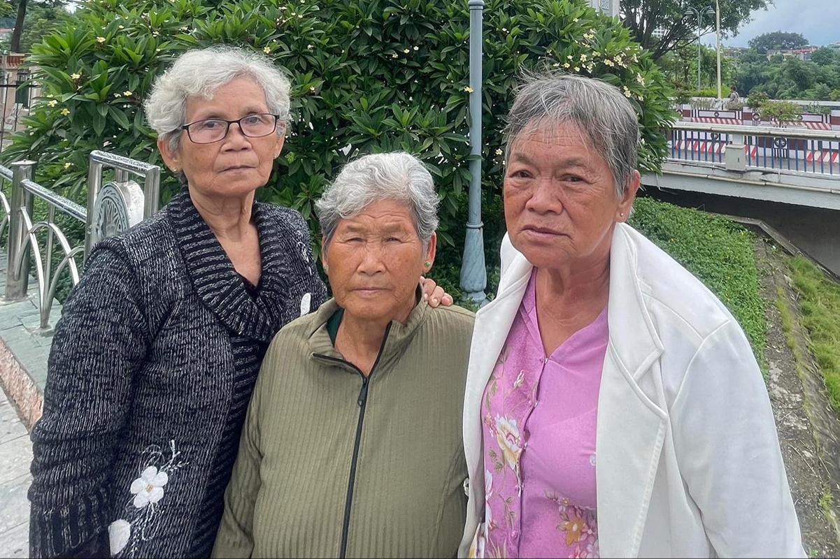 Mat sang o tuoi 80, cung ban than di du lich xuyen Viet hinh anh