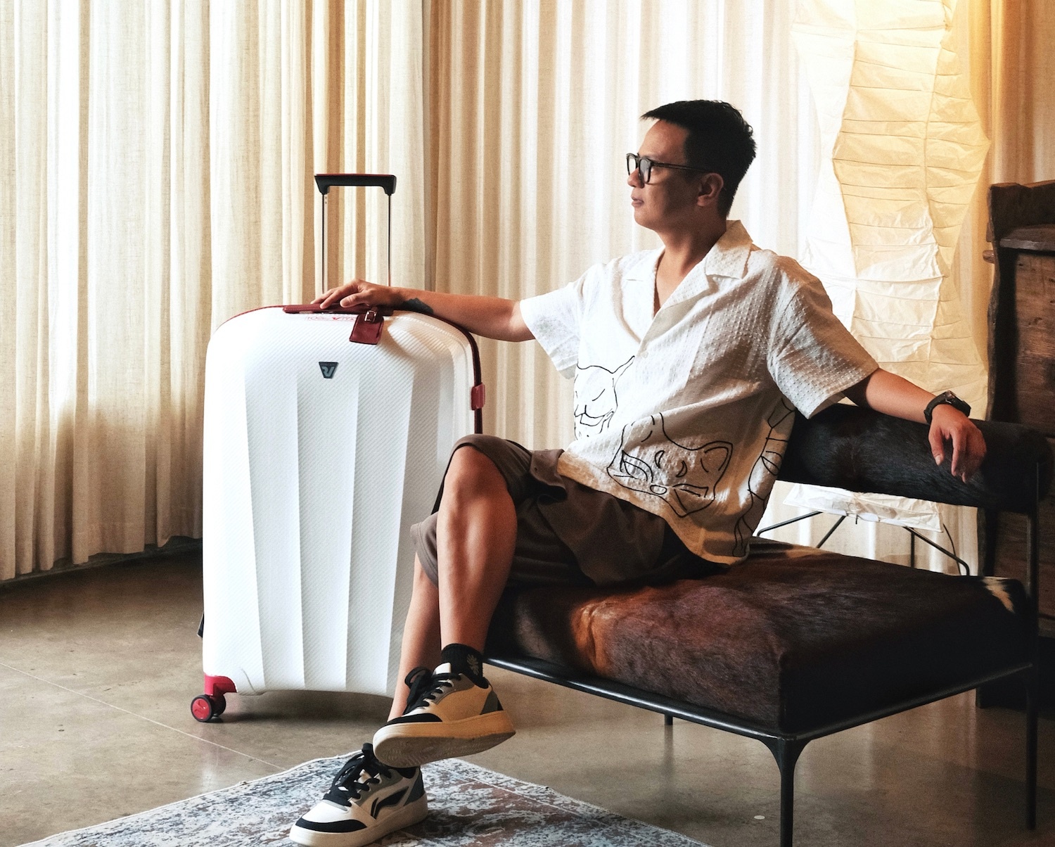 Khi vali tro thanh tuyen ngon phong cach cua tin do du lich hinh anh